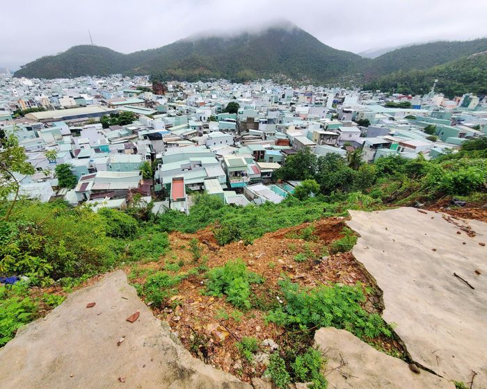  Dưới chân núi sạt lở, nhiều lớp nhà dân nằm chênh vênh, thấp thỏm trong mùa mưa lũ 