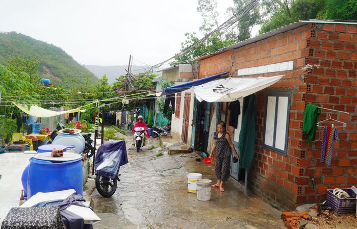  Nhiều hộ dân vẫn ở lại, sinh hoạt trong những ngôi nhà ngay sát miệng sạt lở 
