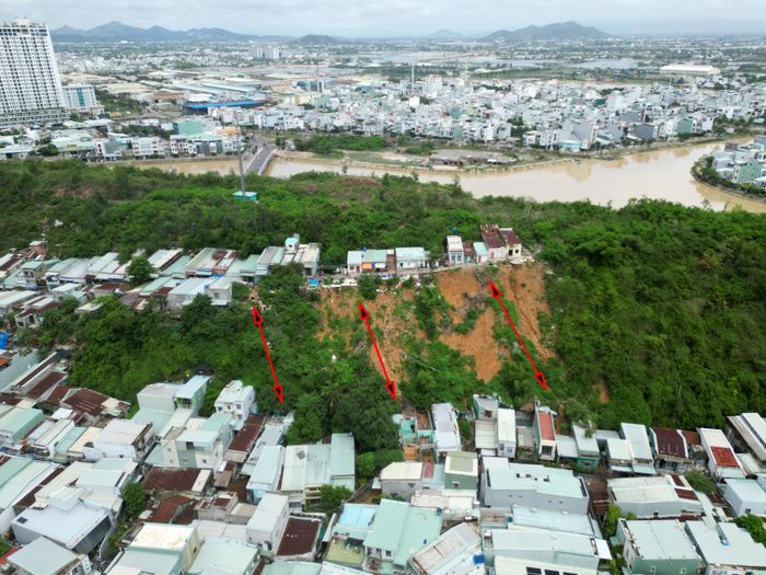  Hàng chục nhà dân giữa đô thị Quy Nhơn đang sống phập phồng bên miệng núi sạt lở 
