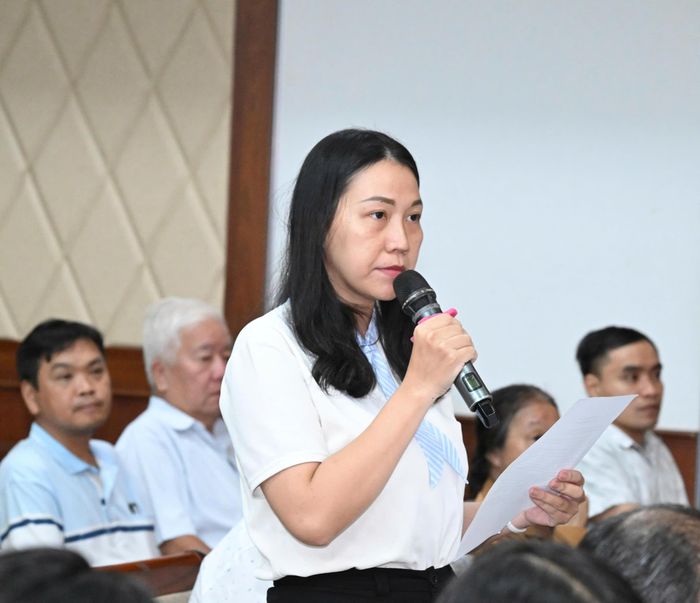  Cử tri Phan Thị Mỹ Phụng (phường Bình Tiên) kiến nghị tại buổi tiếp xúc cử tri. Ảnh: VIỆT DŨNG 
