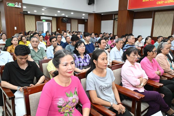  Cử tri dự buổi tiếp xúc cử tri. Ảnh: VIỆT DŨNG 