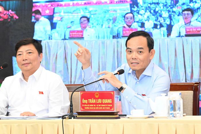  Bí thư Thành ủy TPHCM Trần Lưu Quang trao đổi với cử tri. Ảnh: VIỆT DŨNG 