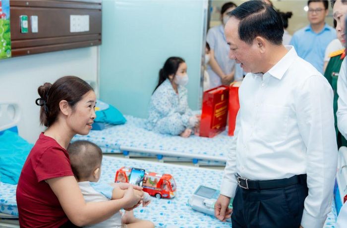 Đồng chí Trịnh Văn Quyết thăm, động viên các bệnh nhi đang điều trị tại Bệnh viện Nhi Hà Nội