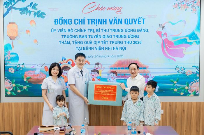 Đồng chí Trịnh Văn Quyết trao quà của Tổng Bí thư, Chủ tịch nước Tô Lâm tặng Bệnh viện Nhi Hà Nội. Ảnh: THU THẢO