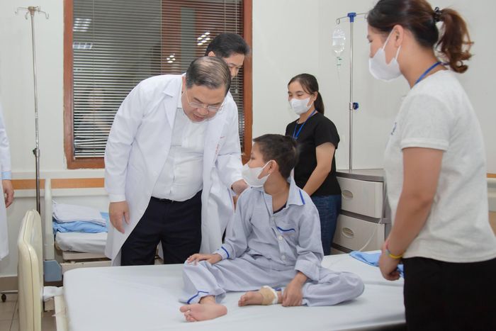 Phó Thủ tướng Thường trực Phạm Gia Túc trò chuyện, động viên bệnh nhi. Ảnh: GIA THẮNG