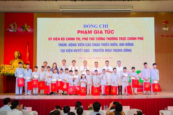 Phó Thủ tướng Thường trực Phạm Gia Túc tặng quà Trung thu đến các bệnh nhi. Ảnh: GIA THẮNG