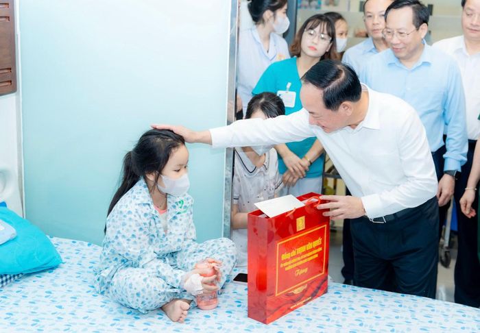 Trưởng Ban Tuyên giáo Trung ương Trịnh Văn Quyết trao quà Trung thu tặng các bệnh nhi