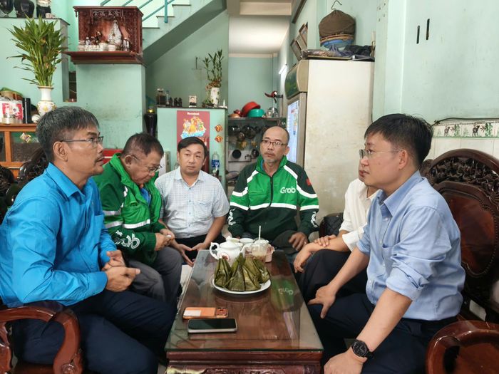 Ông Phùng Thái Quang (bìa phải) trò chuyện cùng đoàn viên Nghiệp đoàn xe ôm công nghệ. Ảnh: HỒNG ĐÀO