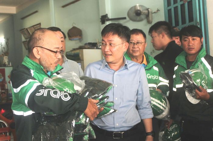 Đoàn trao 20 phần quà đến đoàn viên có hoàn cảnh đặc biệt khó khăn và đoàn viên tích cực trong công tác cứu hộ, cứu nạn. Ảnh: HỒNG ĐÀO