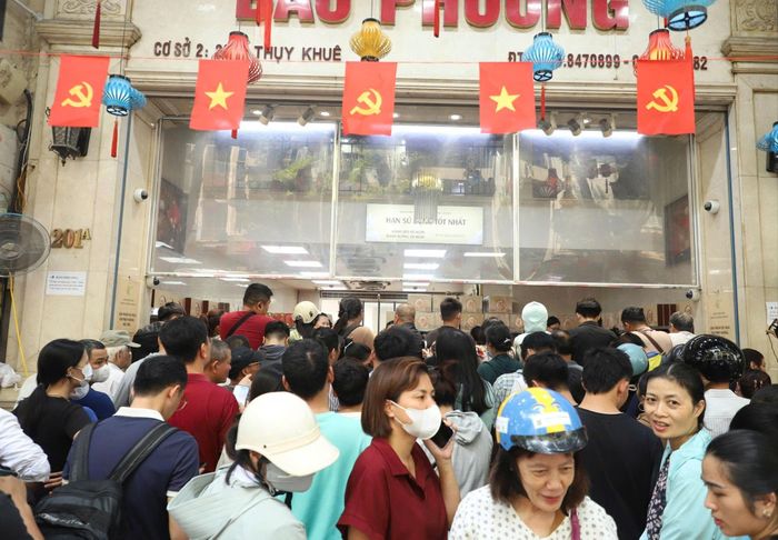  Khách hàng phải chờ đợi rất lâu để mua được bánh. Ảnh: TIẾN CƯỜNG 