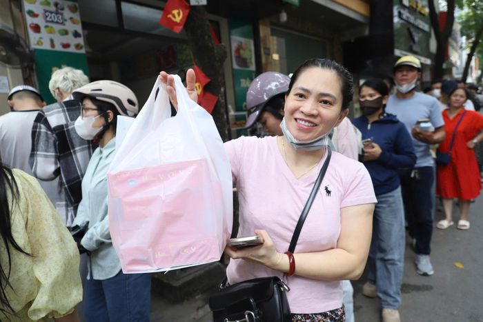  Khách hàng vui vẻ khi mua được bánh Trung thu sau gần 2 tiếng xếp hàng. Ảnh: TIẾN CƯỜNG 