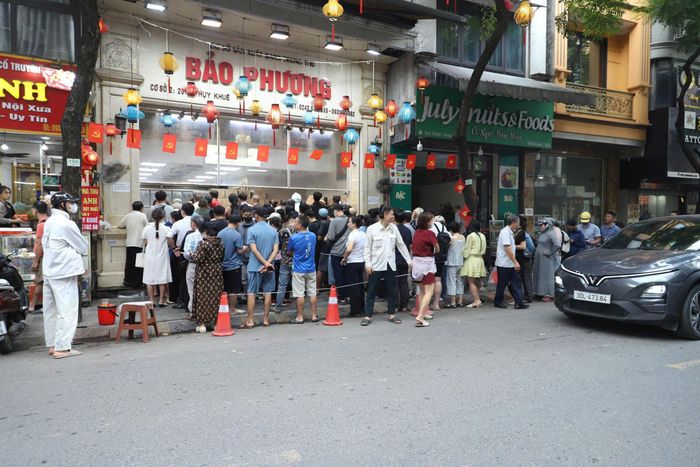  Khách hàng xếp hàng mua bánh Trung thu. Ảnh: TIẾN CƯỜNG 
