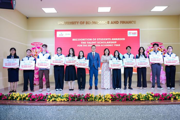  Nhà trường trao học bổng tài năng cho các tân sinh viên trúng tuyển vào trường trong năm 2026 - Ảnh: THANH HÙNG 