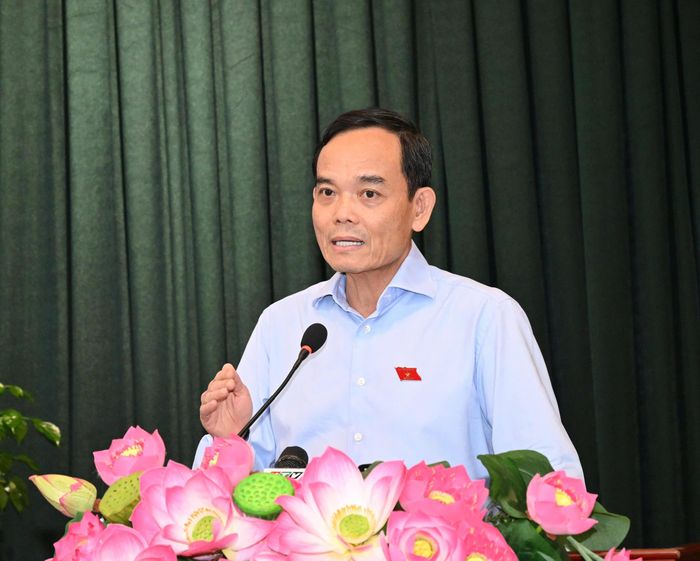  Bí thư Thành ủy TPHCM Trần Lưu Quang trao đổi với cử tri. Ảnh: VIỆT DŨNG 