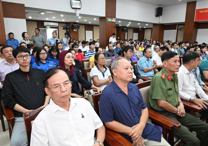  Cử tri tham dự buổi tiếp xúc cử tri chiều 24-9. Ảnh: VIỆT DŨNG 