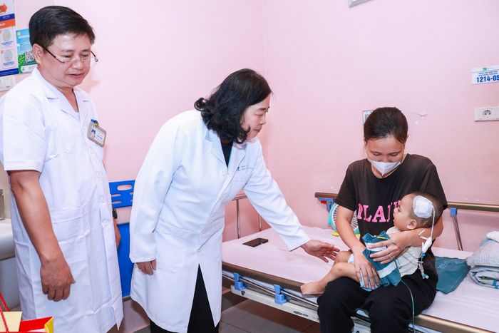  Chủ tịch Ủy ban Trung ương MTTQ Việt Nam Bùi Thị Minh Hoài thăm hỏi, động viên gia đình bệnh nhi tại Bệnh viện Nhi Trung ương. Ảnh: QUANG VINH 