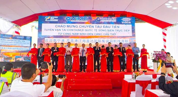 Các đại biểu thực hiện nghi thức chào mừng chuyến tàu container sông biển đầu tiên cặp Cảng Cần Thơ