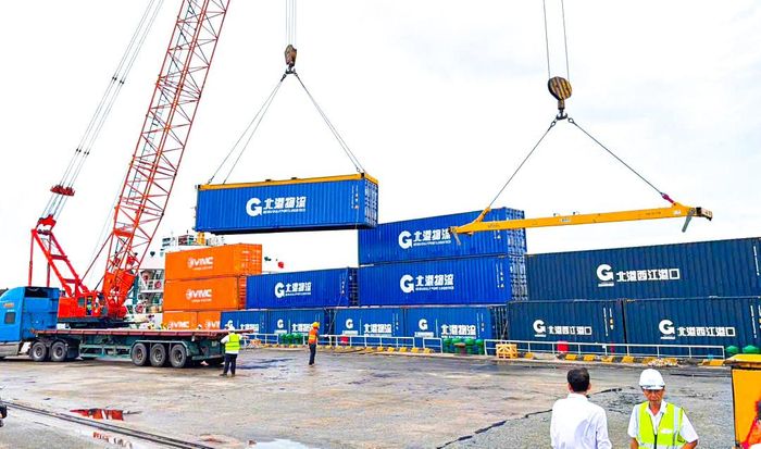 Chuyến tàu container sông biển được bốc dỡ hàng tại Cảng Cần Thơ