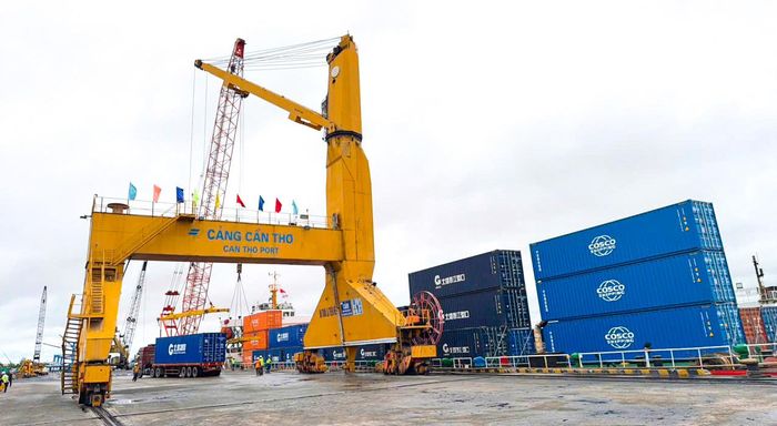 Chuyến tàu container sông biển đầu tiên từ Cảng Nam Ninh cặp Cảng Cần Thơ
