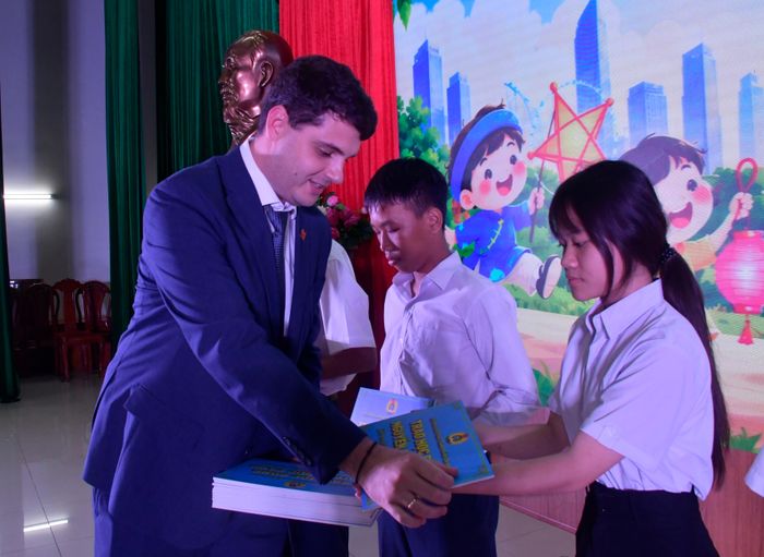  Đại diện Công đoàn ﻿Vietsovpetro trao học bổng cho các học sinh 