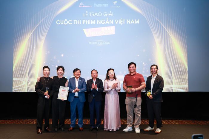  Ban tổ chức trao giải cho đoàn phim "Cánh đồng trắng". Ảnh: ĐPCC 