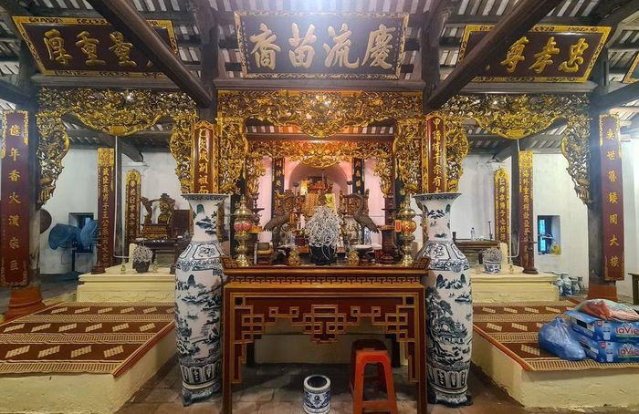 Gian phụng thờ Chánh Phu nhân Nguyễn Thị Hay và vợ chồng Đồng Thần Nguyễn Quý Thường.