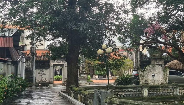 Sau khi Quốc sư Nguyễn Quý Ân qua đời, Chánh Phu nhân Nguyễn Thị Hay cùng Quận Phu nhân Trịnh Thị Trương đã tận tụy chăm lo, nuôi dưỡng hai người con trai là Công vị Đại vương, Thượng đẳng phúc thần Nguyễn Quý Kính (con trai cụ cả) thành tài, trở thành vị Tể tướng của triều đình và Đồng Thần Nguyễn Quý Thường (con trai Chánh Phu nhân Nguyễn Thị Hay), ghi dấu ấn sâu đậm của dòng họ văn võ song toàn.
