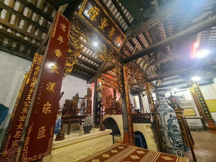 Bên trong nhà thờ đang lưu giữ nhiều dấu tích, tư liệu lịch sử và ký ức về các thế hệ dòng họ Nguyễn Quý.