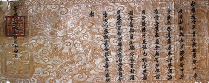 Để tri ân công lao dưỡng dục to lớn, sau khi hiển đạt và giữ ngôi vị Tể tướng triều đình Lê - Trịnh, Nguyễn Quý Kính (con trai của người vợ cả) đã dâng sớ xin ban sắc phong cho mẹ kế Nguyễn Thị Hay làm Chánh phu nhân. (Bản dịch: Sắc cho: Người thiếp tên Nguyễn Thị Hay của Tiền Hữu Ty Giảng Bồi Tụng, Thượng Thư bộ Công, Thiếu Bảo, Diễn Quận Công, từng được gia phong Trung thuần đoan chính, Quốc sư, Thông nghị Đại Vương; Nhân vì Quận công Nguyễn Quý Kính chức Hữu Ty Giảng Thôi Trung Dực Vận công thần, Tham tụng Thượng thư bộ Hộ, Tri Trung thi giám, nắm việc bộ Lại, có bảng dâng xin phong ấm cho chức Chánh Phu nhân. Người thiếp của Tiền Hữu Ty Giảng Bồi Tụng, Thượng Thư bộ Công, Thiếu Bảo, Diễn Quận Công, từng được gia phong Trung thuần đoan chính, Quốc sư, Thông nghị Đại Vương xứng đáng được phong là Chánh Phu Nhân. Vậy nay ban sắc. Ngày 24 tháng 7 năm Cảnh Hưng 13 (1975). Người dịch Cao Việt Anh, hiệu đính Mai Xuân Hải, Viện nghiên cứu Hán Nôm, năm 2001).