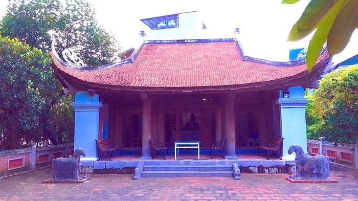 Chánh Phu nhân Nguyễn Thị Hay là phu nhân của Hoàng giáp Quốc sư Đại vương Thượng đẳng phúc thần Nguyễn Quý Ân và là thân mẫu của Đồng Thần Nguyễn Quý Thường, thuộc dòng họ danh gia Nguyễn Quý ở làng Thiên Mỗ xưa (nay là Đại Mỗ, phường Tây Mỗ, TP Hà Nội). Bà là hình mẫu tiêu biểu cho đức hạnh, sự tảo tần và nền móng gia phong, góp phần giúp dòng họ Nguyễn Quý ghi dấu ấn sâu đậm trong lịch sử khoa bảng triều Lê - Trịnh.