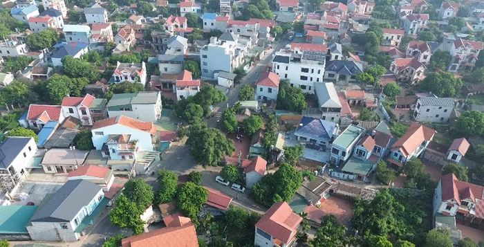 Ở Chánh Phu nhân Nguyễn Thị Hay, câu chuyện không dừng lại trong khuôn viên một gia đình. Theo tích xưa được lưu truyền, trong những năm tháng lịch sử nhiều biến động, khi cư dân phiêu bạt, xóm làng tiêu điều, vùng đất Địa Hoàng, nay là thôn Trung Hoàng, còn hoang vu, cụ đã đứng ra kêu gọi, chiêu tập nhân dân trở về, cùng nhau khai khẩn đất hoang, khôi phục sản xuất, gây dựng lại xóm làng. Từ vùng đất hoang vu, cuộc sống dần được hồi sinh. Người dân trở về an cư, lạc nghiệp. Công lao ấy, qua nhiều thế hệ, không chỉ được kể lại trong gia tộc mà đã trở thành một phần ký ức của cộng đồng. Ghi nhớ công lao khai hoang mở đất, người dân Trung Hoàng đã lập đền thờ và kính trọng tôn vinh cụ là Đức Đại Vương.