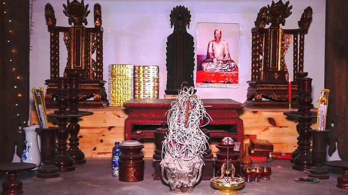 Theo sử sách, Hoàng giáp Quốc sư Đại vương Thượng đẳng phúc thần Nguyễn Quý Ân là con trưởng của Thám Hoa Nguyễn Quý Đức.