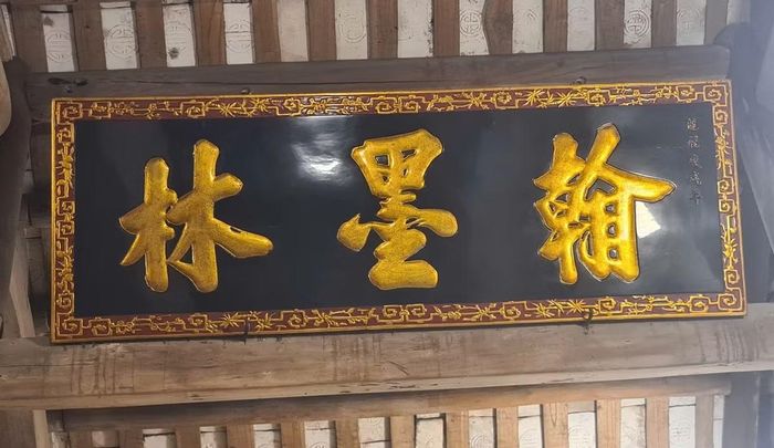 Những hoành phi câu đối trong không gian nhà thờ cổ kính hoài niệm.