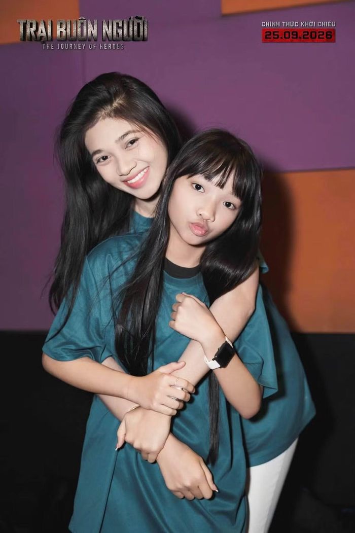 Bồ Câu bên Á hậu Minh Kiên - người đóng vai Út Đẹt trong “Trại buôn người”. Diễn viên nhí cho biết trong thời gian ghi hình, em nhận được sự quan tâm, chăm sóc của các cô chú, anh chị trong ê-kíp.
