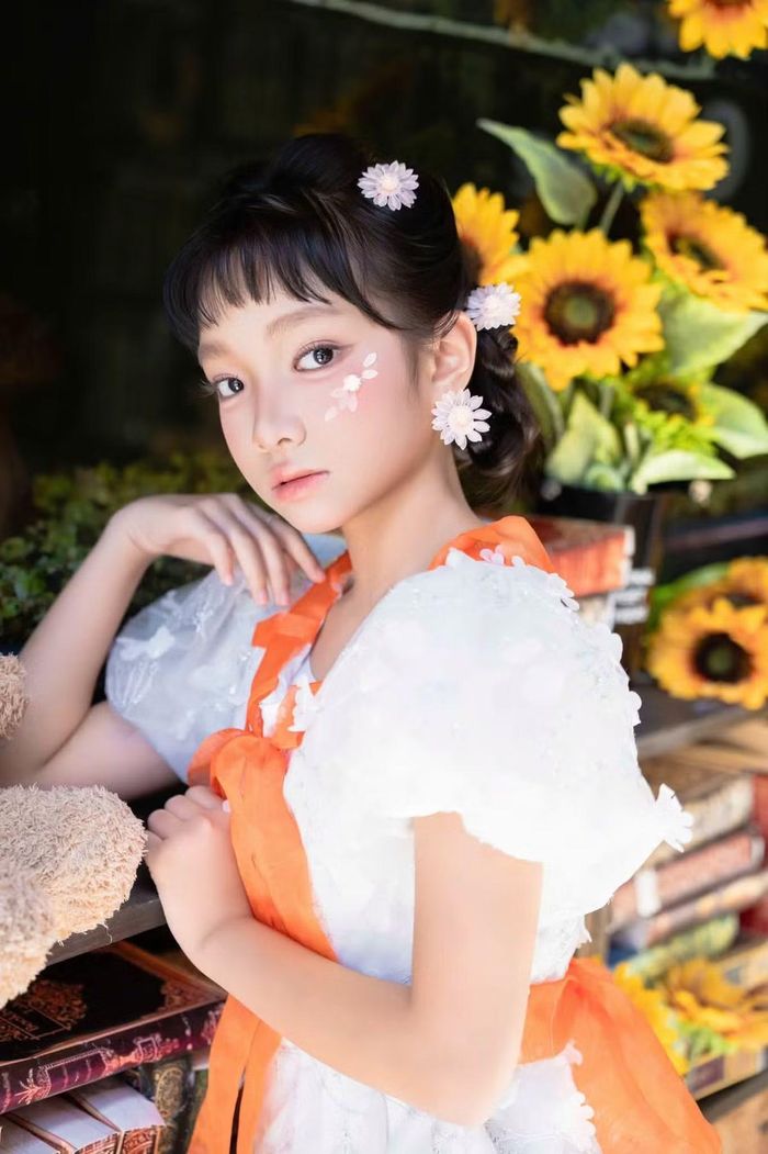 Ngoài hình ảnh Út Đẹt trên màn ảnh, Bồ Câu có phong cách trong trẻo, đáng yêu ở đời thường. Trước “Trại buôn người”, em từng tham gia “Heo năm móng”, “Tài”.