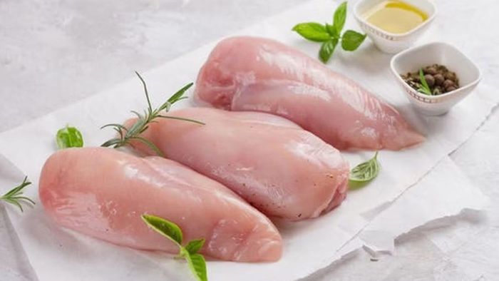 Ức gà bỏ da là lựa chọn giàu protein nhưng gần như không chứa carbohydrate, phù hợp để xây dựng bữa ăn cân đối cho người cần kiểm soát đường huyết. Có thể chế biến bằng cách luộc, hấp hoặc áp chảo với lượng dầu vừa phải, kết hợp cùng rau xanh thay vì các loại sốt nhiều đường. Ảnh: Điện máy XANH