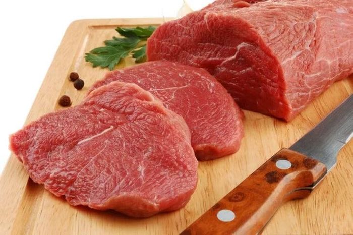 Thịt bò nạc cung cấp protein cùng nhiều dưỡng chất như sắt và vitamin B12, đồng thời ít carbohydrate nên không trực tiếp bổ sung lượng đường đáng kể từ carbohydrate vào khẩu phần. Tuy nhiên, người tiểu đường không nên ăn quá nhiều thịt đỏ. Nếu lựa chọn thịt bò thì nên ưu tiên phần nạc và hạn chế khẩu phần, tần suất phù hợp. Ảnh: Bách hoá XANH