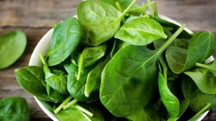 Cải bó xôi là loại rau lá xanh thuộc nhóm rau không tinh bột, có lượng carbohydrate thấp và cung cấp chất xơ cùng nhiều vitamin, khoáng chất. Đây là lựa chọn phù hợp để tăng tỷ lệ rau trong bữa ăn mà không làm khẩu phần carbohydrate tăng đáng kể. Có thể dùng cải bó xôi trong salad, canh hoặc xào nhanh với lượng dầu vừa phải. Ảnh: Nhà thuốc Long Châu