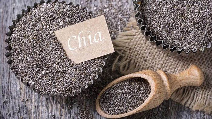 Hạt chia chứa nhiều chất xơ và chất béo không bão hòa, có thể giúp tăng cảm giác no khi được sử dụng với khẩu phần hợp lý. Khi thêm hạt chia vào sữa chua không đường hoặc món ăn sáng, người kháng insulin và tiểu đường nên lưu ý tổng lượng carbohydrate của cả bữa, đồng thời tránh kết hợp với đường, mật ong hoặc các loại siro ngọt. Ảnh: Điện máy XANH