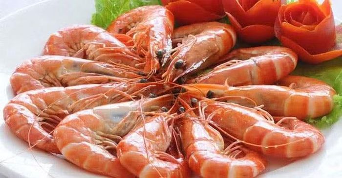 Tôm cung cấp protein và có lượng carbohydrate rất thấp, vì vậy có thể góp phần tạo nên một bữa ăn giàu đạm mà không làm tăng lượng carbohydrate như nhiều món ăn từ cơm, mì hay bánh. Nên ưu tiên tôm luộc, hấp hoặc nấu cùng rau, đồng thời hạn chế các loại nước sốt chứa nhiều đường và muối. Ảnh: Điện máy XANH