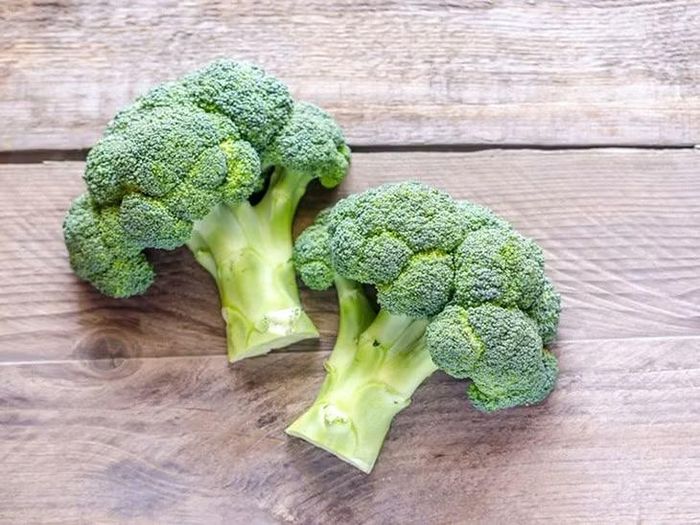 Bông cải xanh thuộc nhóm rau không chứa nhiều tinh bột, cung cấp chất xơ, vitamin, khoáng chất và các hợp chất thực vật. Đây cũng là thực phẩm dễ kết hợp với thịt nạc, cá hoặc trứng trong các bữa ăn hằng ngày. Ảnh: Điện máy XANH