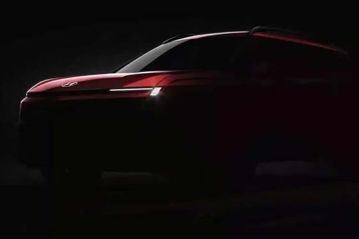 Những hình ảnh trước đó đã hé lộ một số chi tiết thiết kế của Hyundai Bayon mới. Theo đó, xe được trang bị nắp ca-pô dập gân thể thao, đèn LED định vị ban ngày với 2 đầu hình chữ H, vòm bánh xe hình học, ốp cửa bao quanh và giá nóc nằm ngang. Bên cạnh đó là thiết kế đèn theo mô-típ ngang-dọc và bộ mâm hợp kim phối 2 màu, đi kèm lốp 215/55 R17.