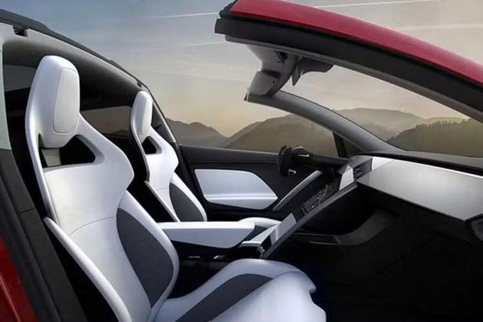 Trong các tuyên bố sau đó, CEO Elon Musk tiếp tục gây chú ý khi khẳng định xe có thể tăng tốc 0-96 km/h trong vòng 1 giây, đồng thời tích hợp công nghệ từ SpaceX giúp xe có khả năng bay tầm thấp. Đáng chú ý, cơ quan chức năng đã ghi nhận yêu cầu thiết lập khu vực cấm bay ở không phận lân cận địa điểm tổ chức sự kiện tại Waco.