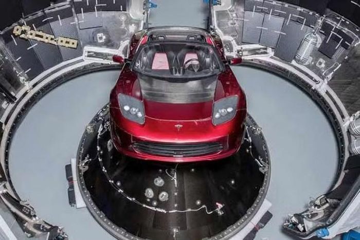 Dù vậy, giới phân tích và cộng đồng người hâm mộ vẫn kỳ vọng Tesla sẽ mang tới một bản thương mại hoàn chỉnh cho mẫu siêu xe điện này, cùng thông số giá bán và lộ trình bàn giao sản phẩm rõ ràng.