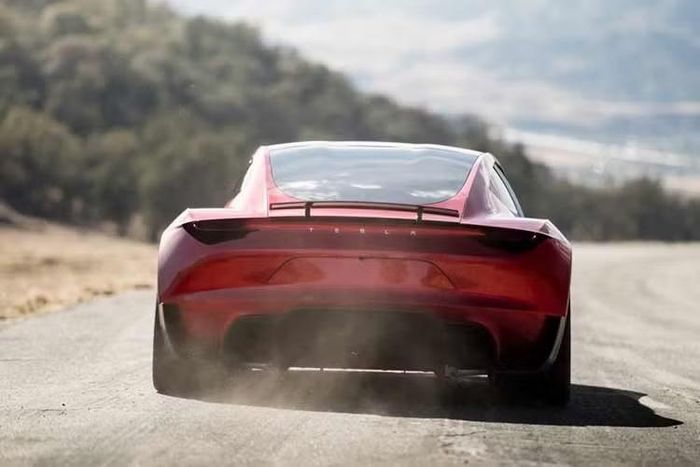 Theo kế hoạch, sự kiện ra mắt Tesla Roadster sẽ diễn ra tại cơ sở thử nghiệm động cơ tên lửa của SpaceX đặt tại khu vực Waco, tiểu bang Texas, Mỹ. Về mặt ngoại thất, các hình ảnh hé lộ mới nhất cho thấy, Roadster bản thương mại sẽ trải qua sự tinh chỉnh lớn về thiết kế so với bản concept từng xuất hiện năm 2017.