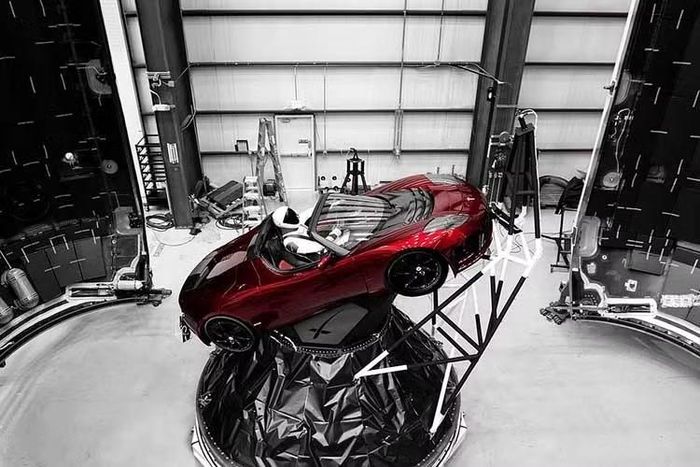 Động thái cấm bay này làm dấy lên dự đoán Tesla sẽ trình làng hai phiên bản khác nhau: một bản tiêu chuẩn đủ điều kiện lưu thông đường bộ thông thường và một bản đặc biệt được trang bị hệ thống động cơ đẩy khí lạnh phát triển cùng SpaceX.