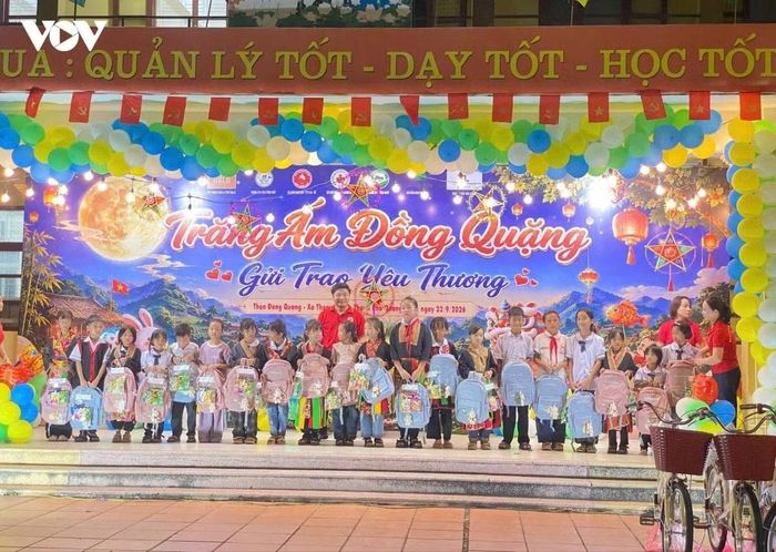 Đêm hội “Trăng ấm Đồng Quặng” do Hội Chữ thập đỏ thành phố Quảng Ninh phối hợp chính quyền địa phương, Câu lạc bộ Ngân hàng máu sống 24h cùng các nhà hảo tâm tổ chức.