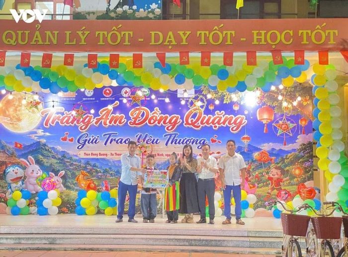Lãnh đạo xã Thống Nhất trao phần quà cho thiếu nhi trên địa bàn thôn Đồng Quặng.