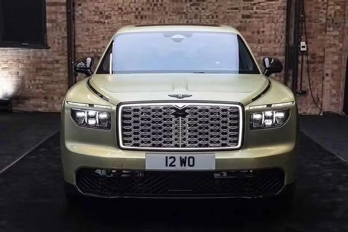 Khu vực phía sau của Bentley Torcal có thiết kế gọn gàng hơn với cụm đèn hậu nằm ngang thanh mảnh và các chi tiết dọc tạo khung cho cửa cốp. Tương tự đèn pha, cụm đèn hậu cũng được thiết kế ba chiều với họa tiết kim cương... Hiện giá bán của Bentley Torcal vẫn chưa được công bố. Tuy nhiên, hãng cho biết Torcal sẽ có giá thấp hơn mức 230.000 USD của Bentayga khi mẫu xe điện này được bán ra vào đầu năm tới.