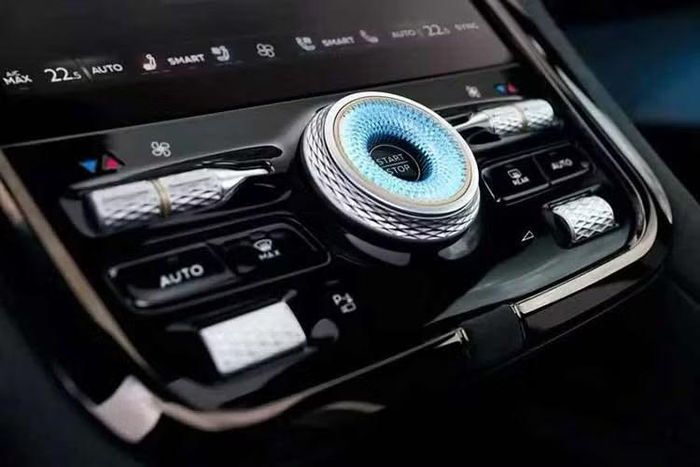 Các nút bấm vật lý vẫn được duy trì trên Torcal với núm điều khiển hệ thống điều hòa và âm thanh được thiết kế dạng khía. Nếu thực sự muốn đắm mình trong âm nhạc, hệ thống âm thanh Naim công suất 1.780 W trên Torcal sẽ truyền âm thanh đến người ngồi trong xe thông qua 28 loa. Thêm vào đó là cửa sổ trời toàn cảnh có các khu vực có thể điều chỉnh độ sáng và mở ra.